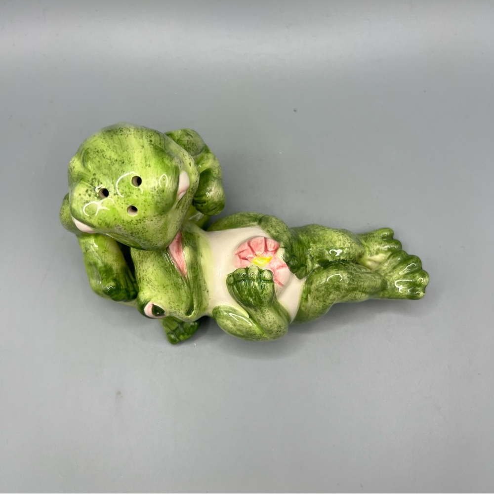 Go Together Ceramic Lounging In Love Frogs Salt And Pepper Shakers China - Picture 4 of 7